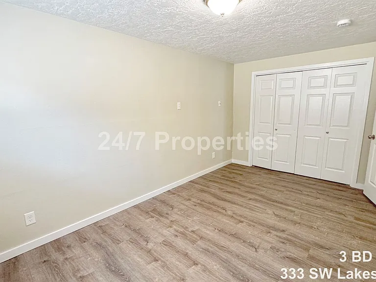 333 SW Lakeshore Dr — Photo 12