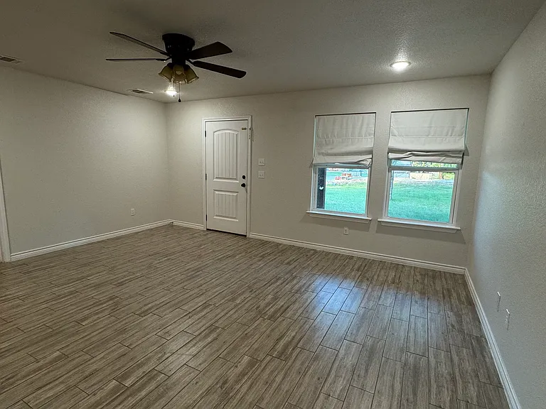 411 Pecan Tree Ct — Photo 8