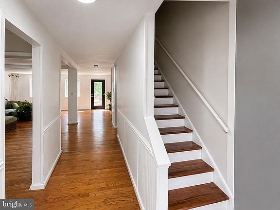3rd image of 8036 Saint Annes Ct