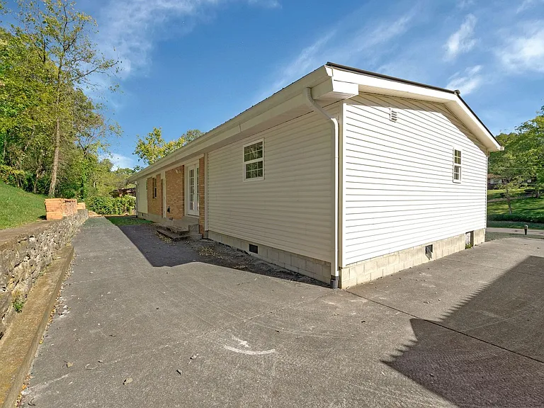 4857 Torbay Dr — Photo 40