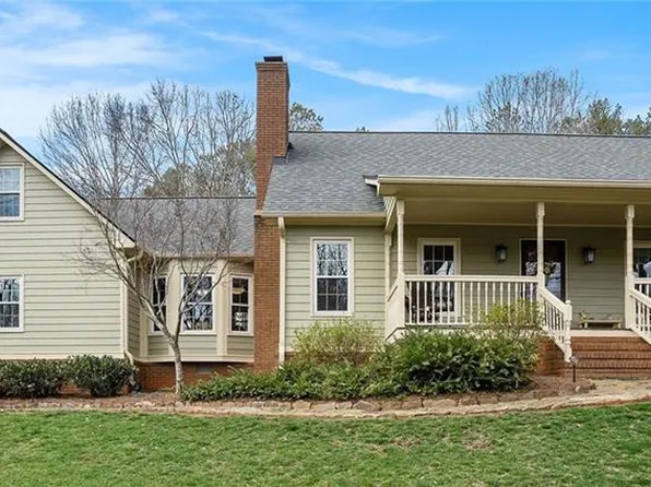 5239 Clinchem Falls Dr, Flowery Branch, GA 30542