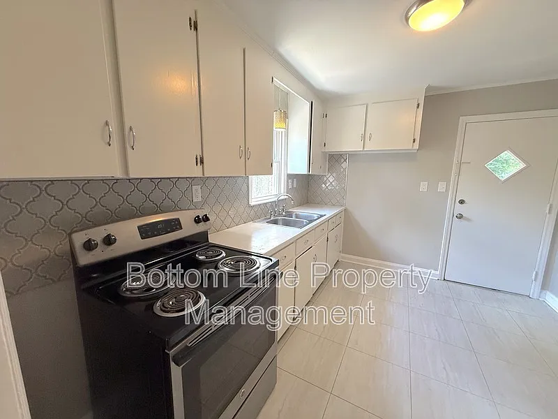 3 bed, 1.0 bath, 980 sqft, $1,425 — Photo 4