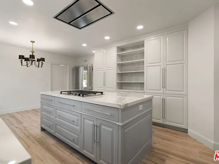 519 N Rexford Dr — Photo 13