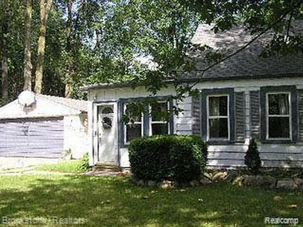 22104 Berg Rd, Southfield, MI 48033