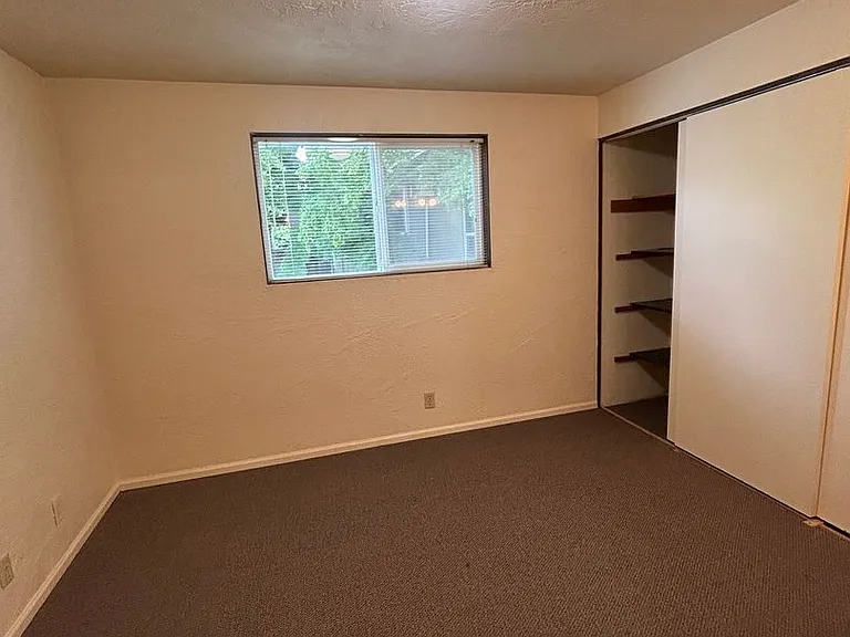 Hayward — Photo 16