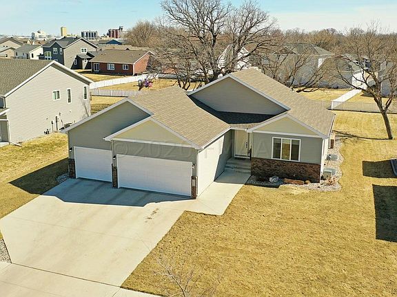 3rd image of 1293 Goldenwood Dr