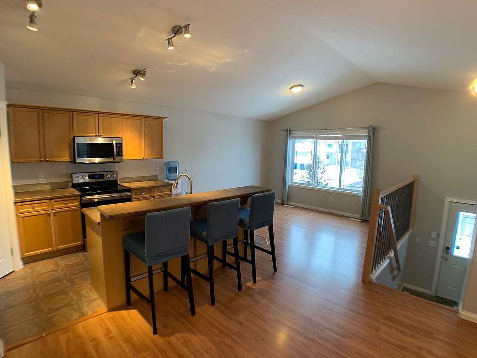 1st image of 156 Fox Cres