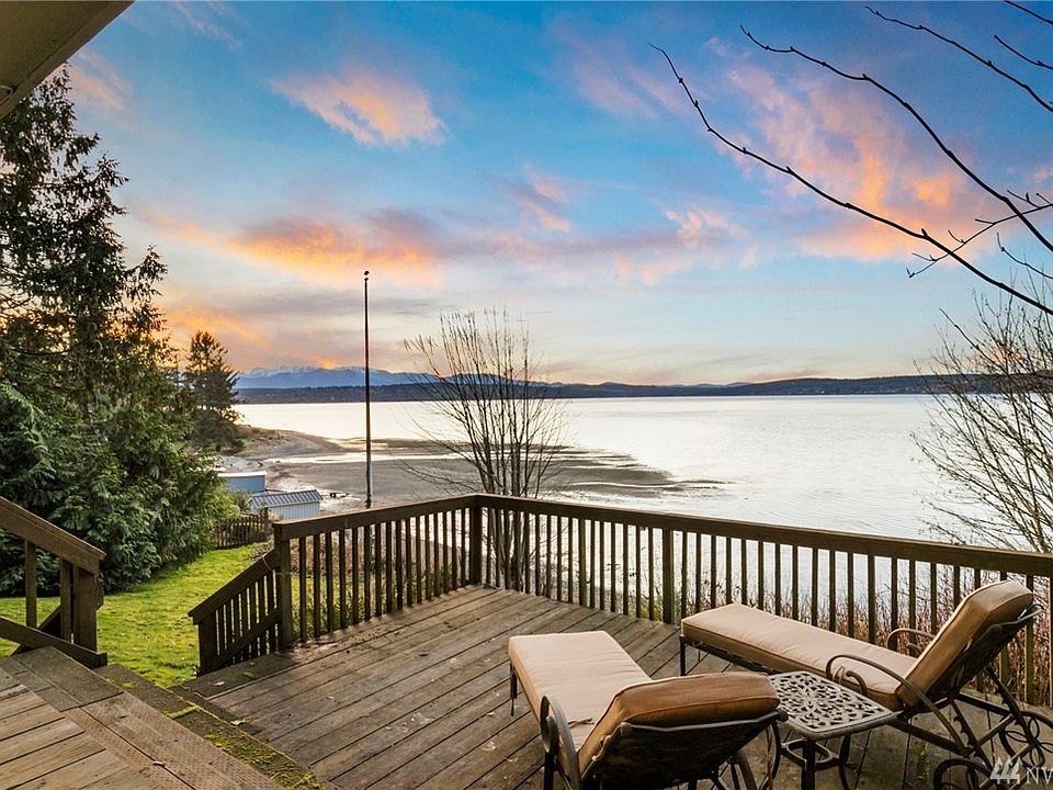 A breathtaking panorama over the Hood Canal taking in 180 degree views from the Olympics through to the Hood Canal bridge