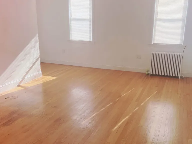 555 Davis Ave #1 — Photo 3