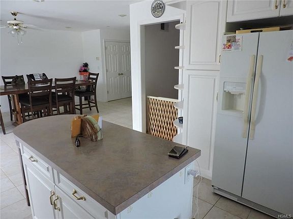 4th image of 9 Lincoln Ave E