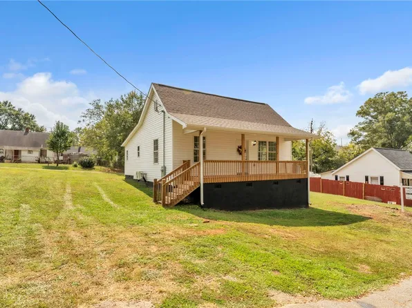 25 Green St, Pelzer, SC 29669