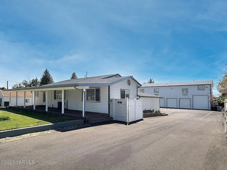 702 S 48th Ave — Photo 1