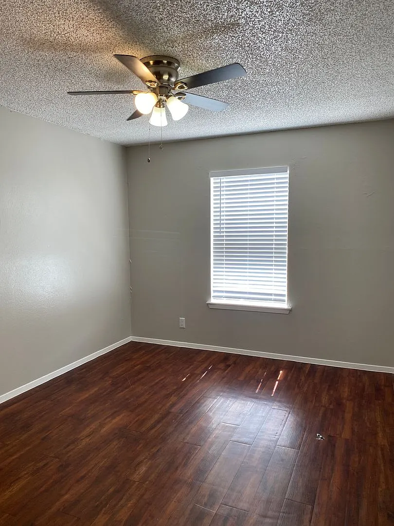 Modern 1-Bedroom **Move-In Special** — Photo 4
