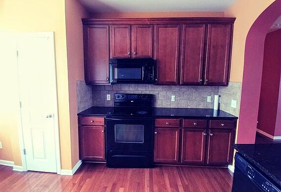 4th image of 886 Windy Falls Dr