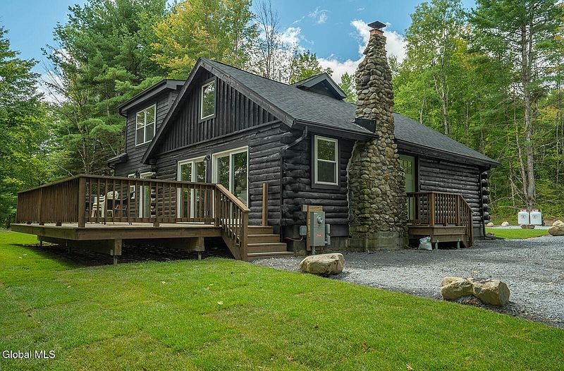4th image of 131 Powderhorn Way