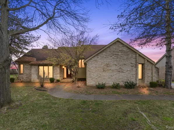 33600 Walnut Ln, Farmington Hills, MI 48331