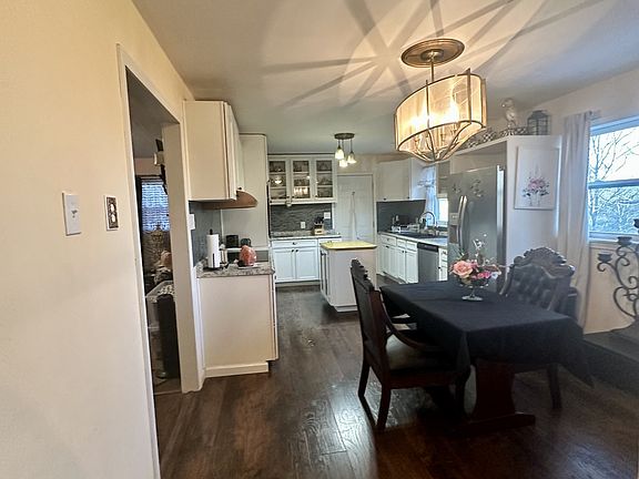 3rd image of 142 S Roberson Rd