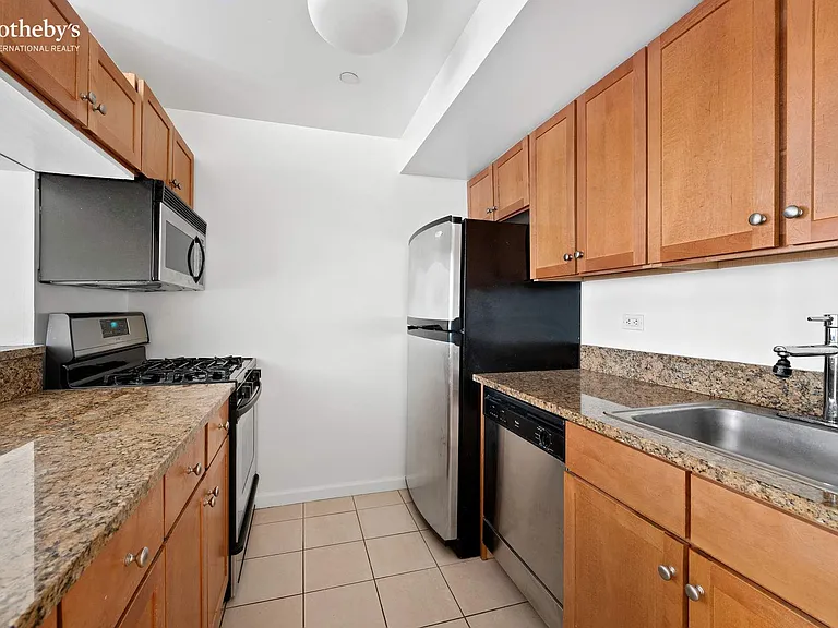 520 W 23rd St #8B — Photo 10