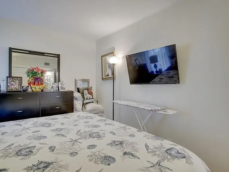 2990 NE 16th Ave #301 — Photo 15