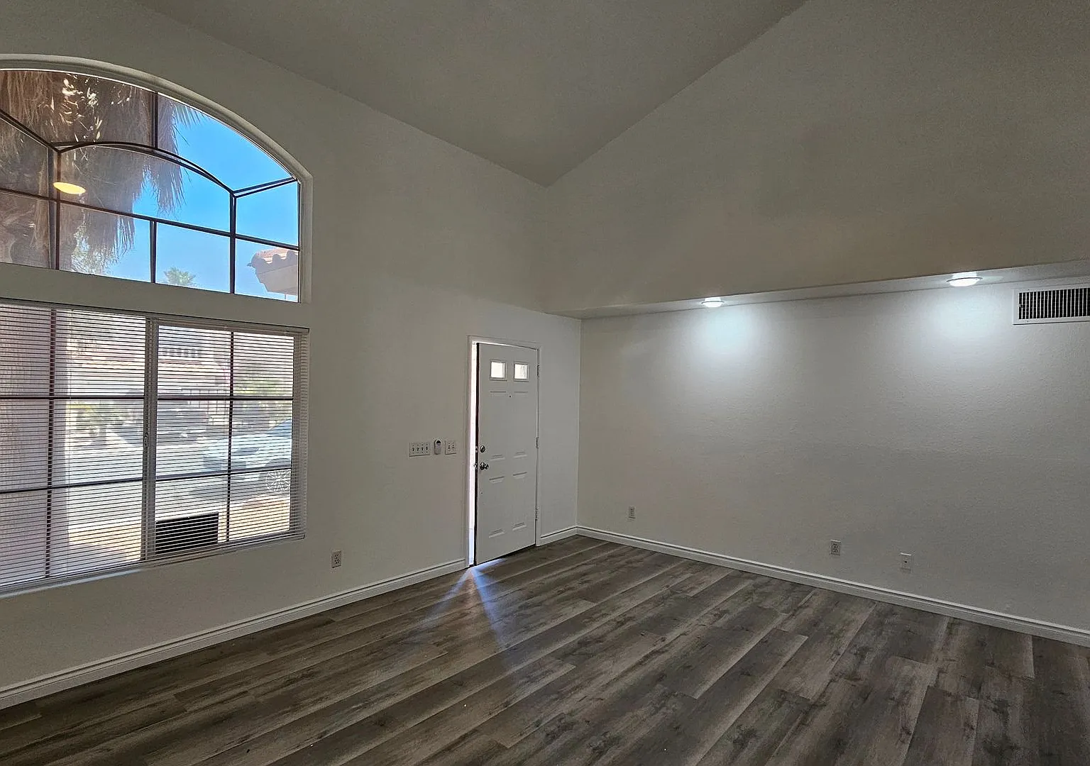 4 Bedrooms near Silverado Ranch! — Photo 2