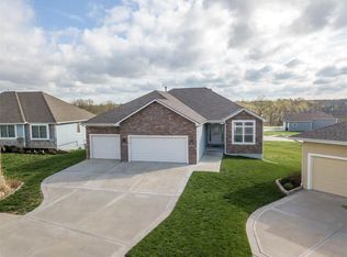 16649 Sandstone Cir, Basehor, KS 66007