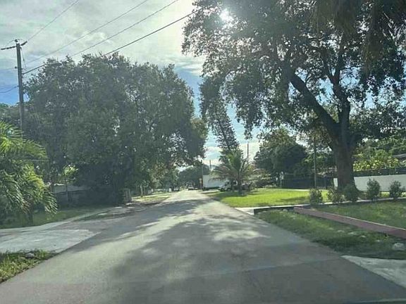 Exterior Neighborhood (street photo)