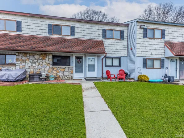 172 Pointe Circle N #172, Coram, NY 11727