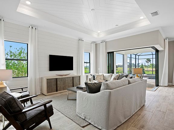 Gathering room with access to the covered lanai space