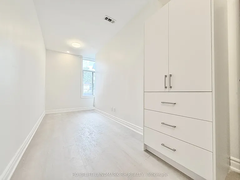 414 Dundas St W #202 — Photo 11