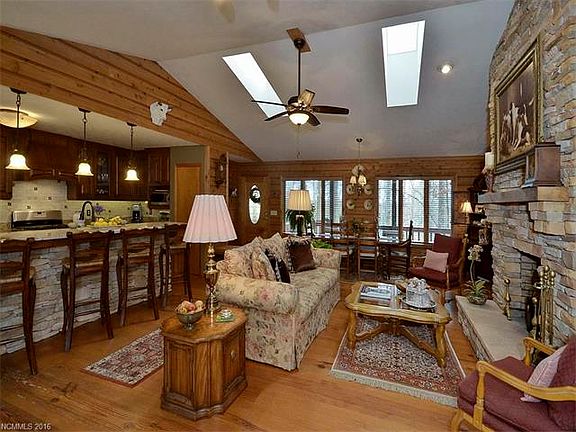 4th image of 283 Meadow Woods Dr