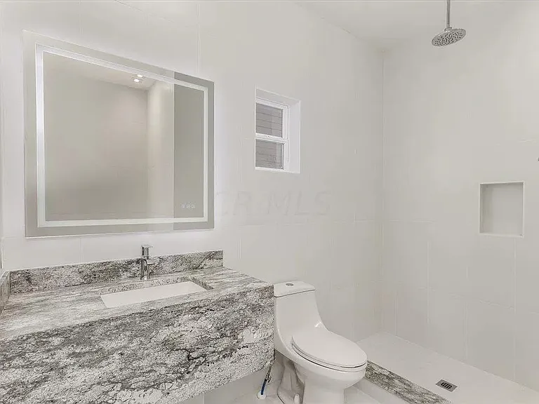 primary bathroom (en-suite)