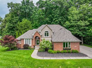 9884 Forest Ridge Dr, Clarkston, MI 48348