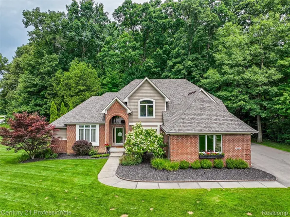 9884 Forest Ridge Dr, Clarkston, MI 48348
