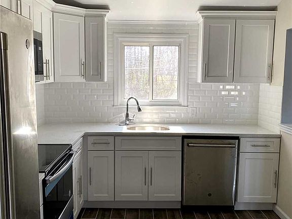 4th image of 10 Russell Ct