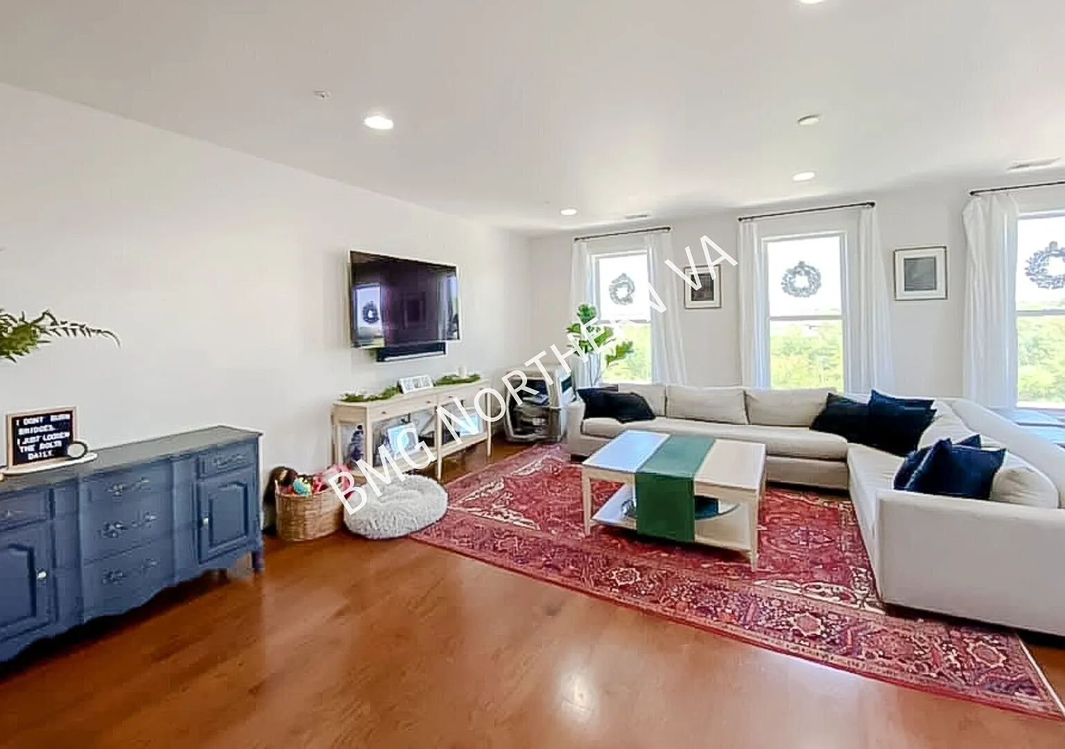 Stunning 3 Bedroom 2.5 Bathroom Brick, End Unit Condo Townhome In Prestigious Potomac Yard — Photo 4