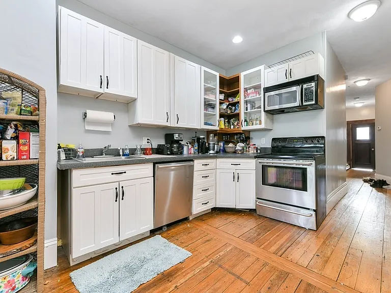 748 E 3rd St #1 — Photo 4
