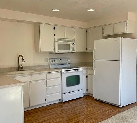 5th image of 2074 Elmwood Dr S