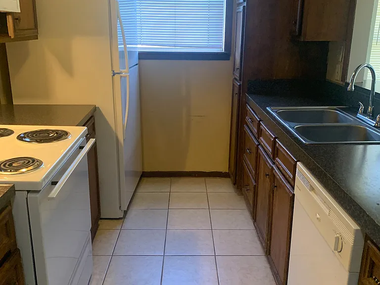 1430 Hillside Dr — Photo 5