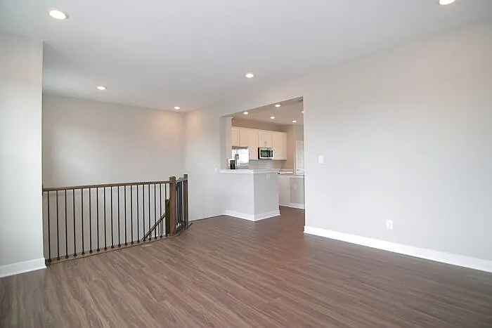 933 Yorkshire Ln — Photo 5