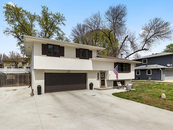 2nd image of 19824 Beverly Manor Ln