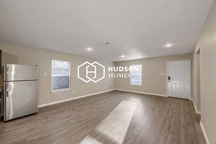 3 bed, 2.0 bath, 1090 sqft, $1,334 — Photo 3