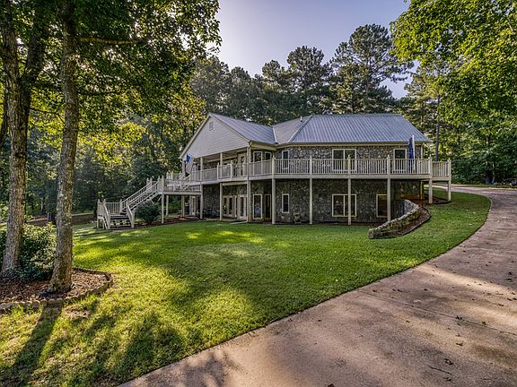 3rd image of 955 Jamesway Dr