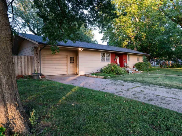 320 S Erb St, Hesston, KS 67062