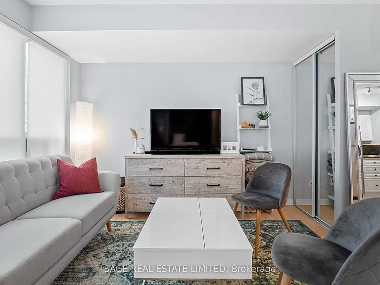 230 King St E #504 — Photo 10