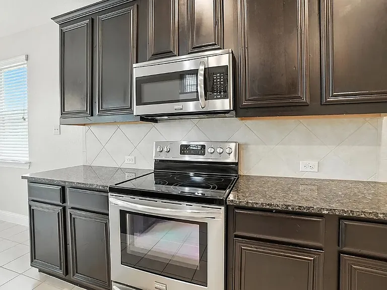 2404 Sabine Cir — Photo 13