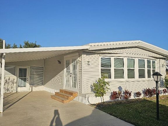 2nd image of 179 NE Emerald Drive