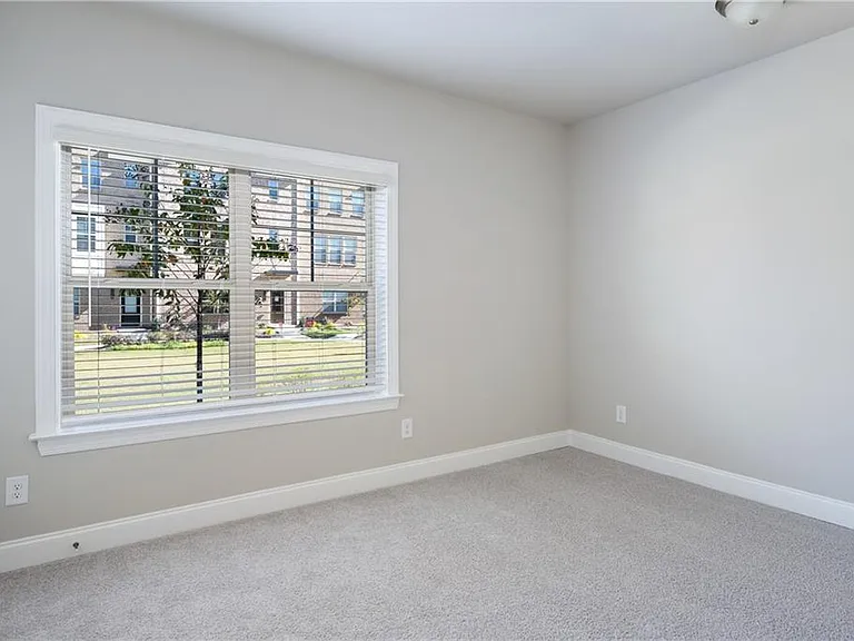 1758 Samantha Bnd — Photo 27