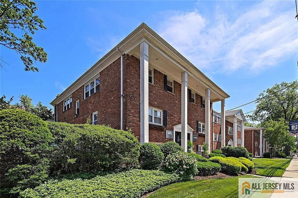 2 bed, 1.0 bath, $2,300 — Photo 1