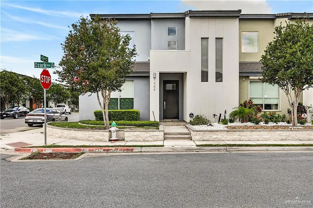 3 bed, 3.5 bath, 2524 sqft, $2,500 — Photo 1