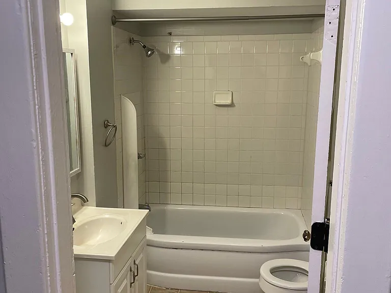 435 E Maxwell St — Photo 2